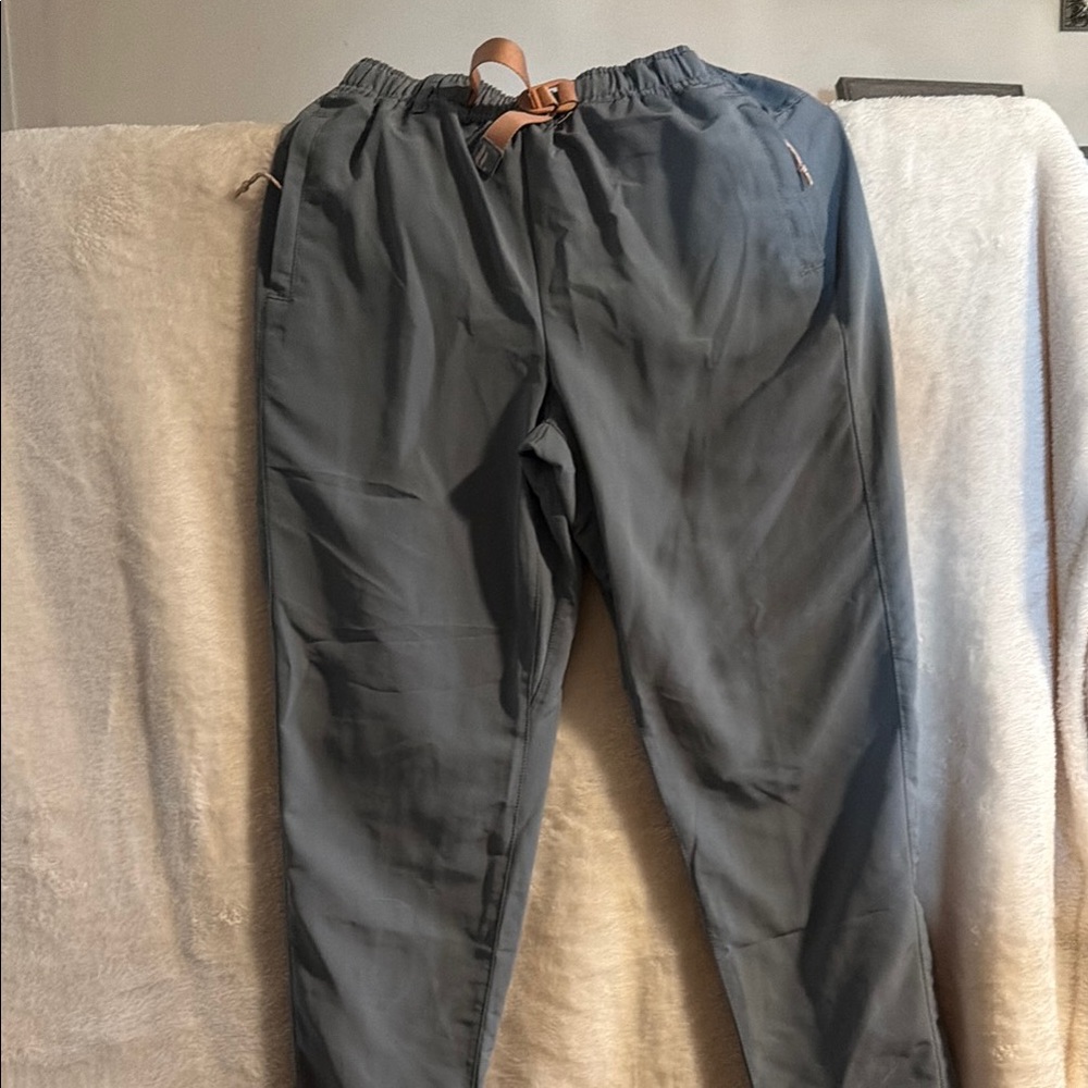 Fabletics grey nylon hiking pants with zip side pockets and peach belt. Size XS